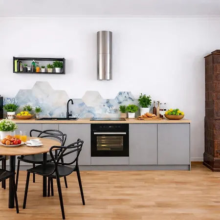 Old Town With Balcony Ac Wifi Smart Tv King Size Bed Parking דירה