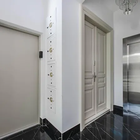 Old Town With Balcony Ac Wifi Smart Tv King Size Bed Parking * קרקוב